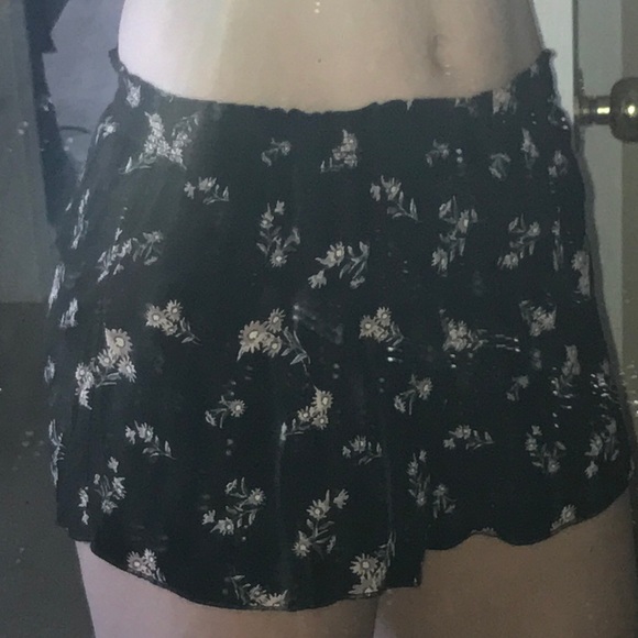 Garage flowy floral printed shorts - Picture 2 of 2